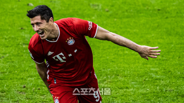 로베르트 레반도프스키1 스카이