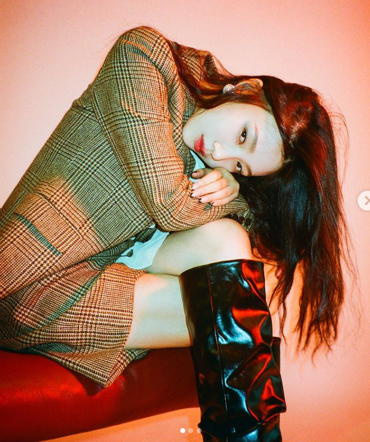 가수 조이, 정장룩에서 풍겨나오는 몽환적 분위기[★SNS]