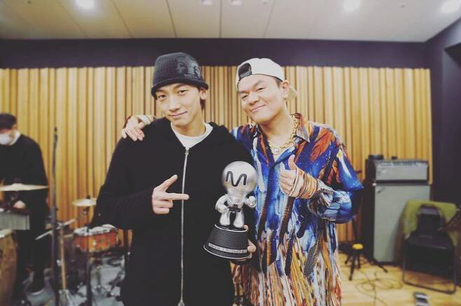 비X박진영 음방 1위 인증샷 공개 "진영이 형 50살에 1위"[★SNS]