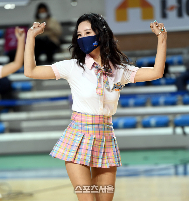 [포토] KCC 치어리더 '깜찍하게'