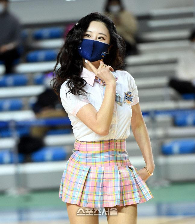 [포토] KCC 치어리더 '사슴 같은 눈망울'