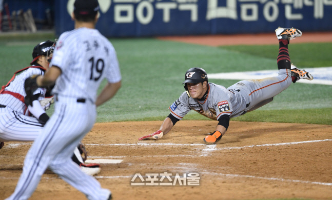 [포토]한화 노수광, 고춧가루 역전 득점이 눈앞에!