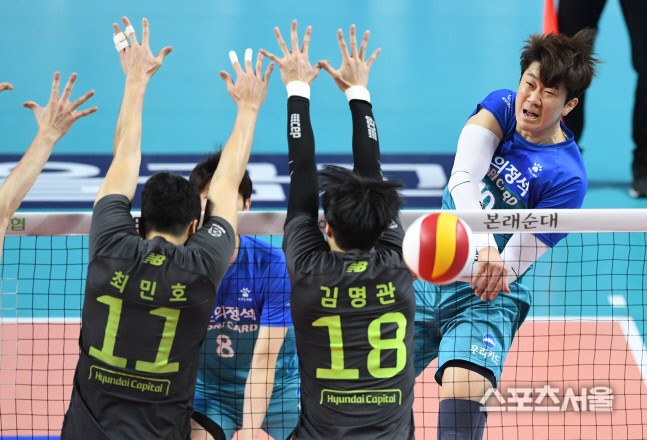 [포토] 우리카드 나경복, 블로킹을 피해 때리는 강타!