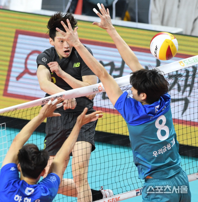 [포토] 현대캐피탈 김선호, 넘겼...