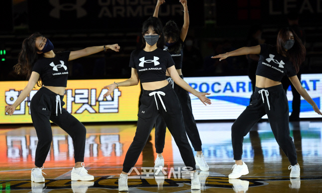 [포토] 삼성 치어리더 '코트를 후끈하게 달구는 공연'