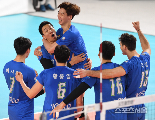 [포토] 한국전력 박철우, 신영석 품에 안겨?