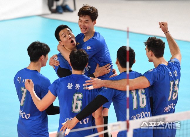 [포토] 한국전력 신영석-박철우, 이렇게 좋을 수가~