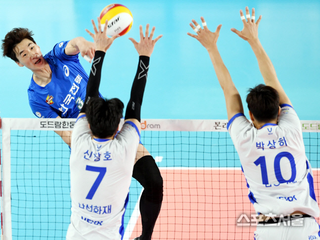 [포토] 한국전력 박철우, 반동의 힘을 실어서~