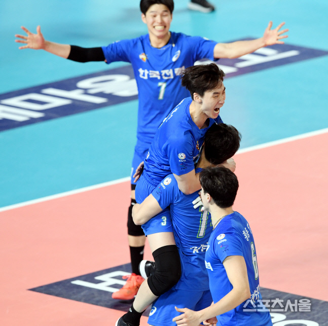 [포토] 한국전력 박철우, 나이스~ 임성진!