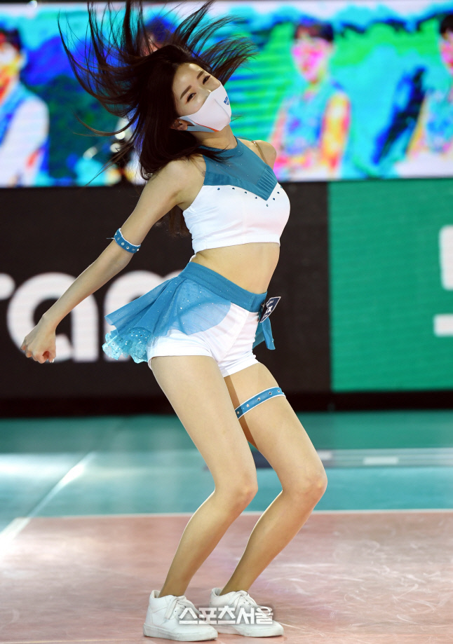 [포토] 치어리더 김다정 '열정적인 공연'