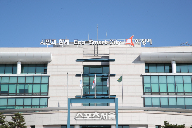 화성시, 경찰 합동 방역수칙 위반업소 심야 단속 중