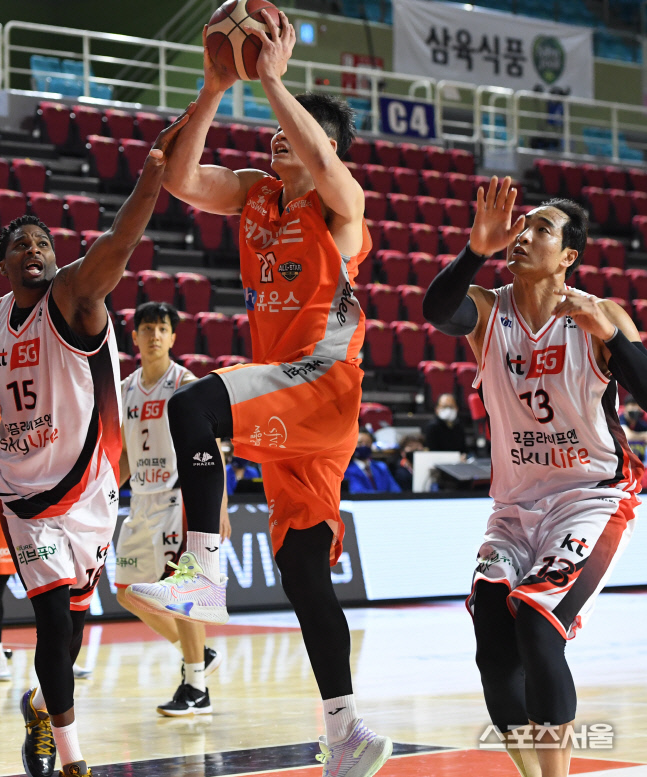 [포토] 전자랜드 이대헌, 과감한 공격!