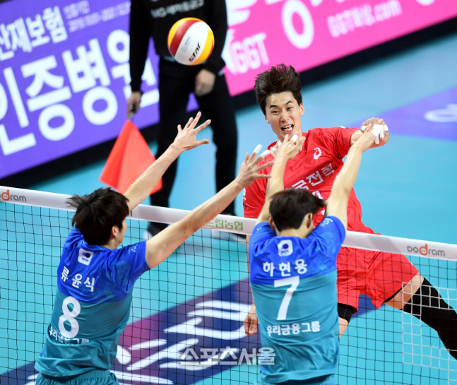 [포토] 터치 아웃시키는 박철우