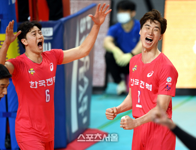 [포토] 박철우-황동일 '이겼다'