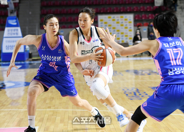 [포토]삼성생명 수비 돌파하는 하나원큐 신지현