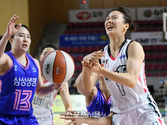 [포토]파울에 공 놓치는 하나원큐 신지현