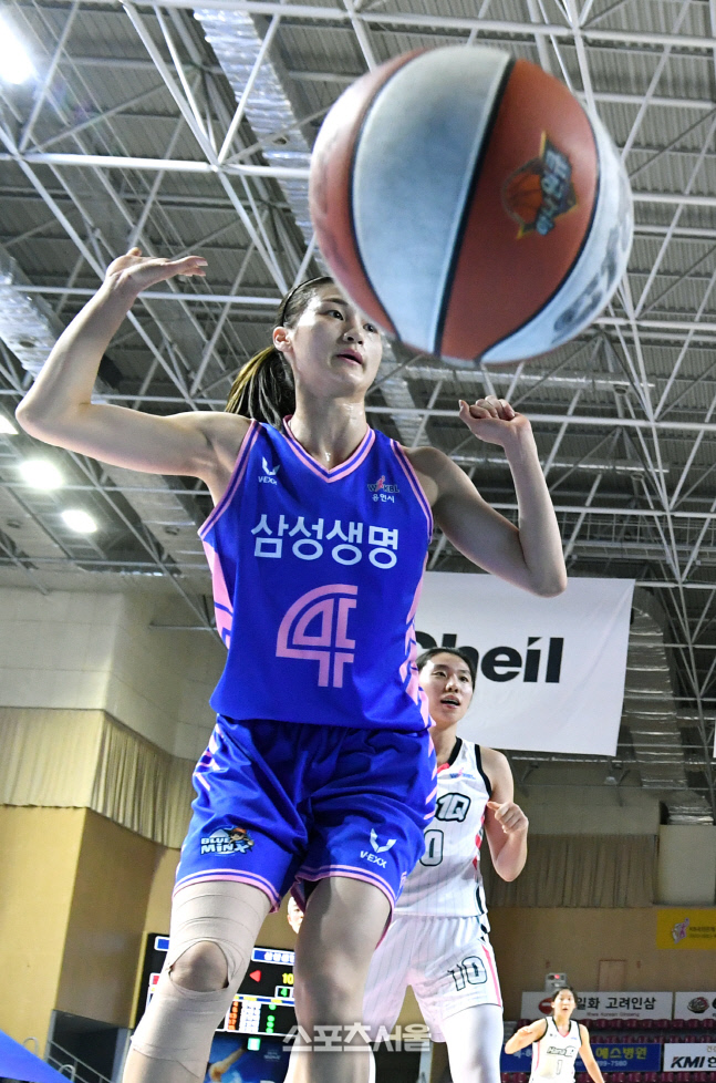 [포토]삼성생명 윤예빈, 난 안 맞았어요!