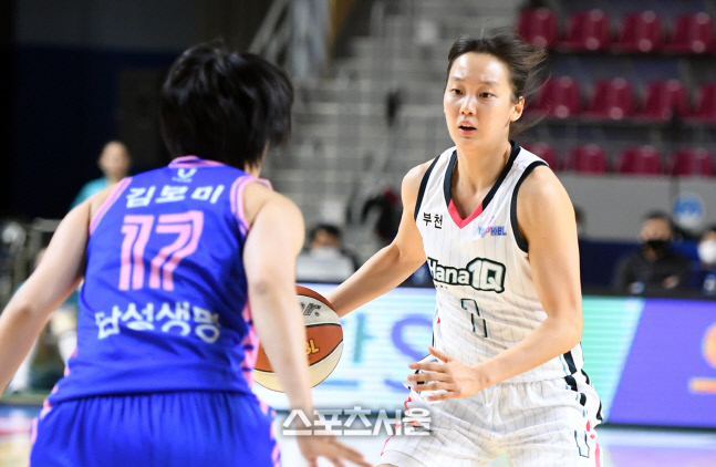 [포토]하나원큐 신지현, 또 들어간다!