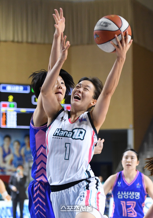 [포토]하나원큐 신지현의 레이업슛