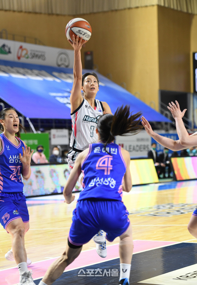 [포토]하나원큐의 공격 이끄는 신지현