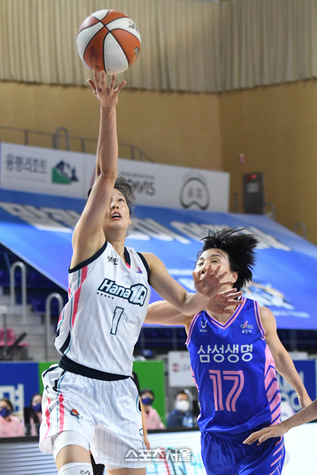 [포토]하나원큐 신지현, 돌파에 이은 레이업슛