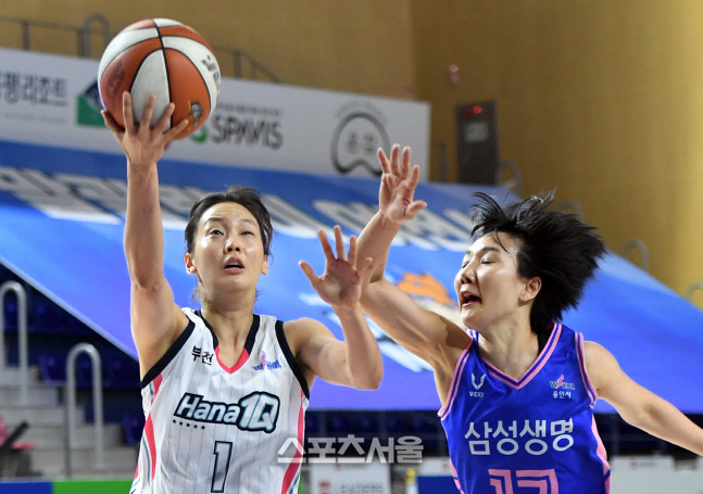 [포토]맹활약 펼치는 하나원큐 신지현