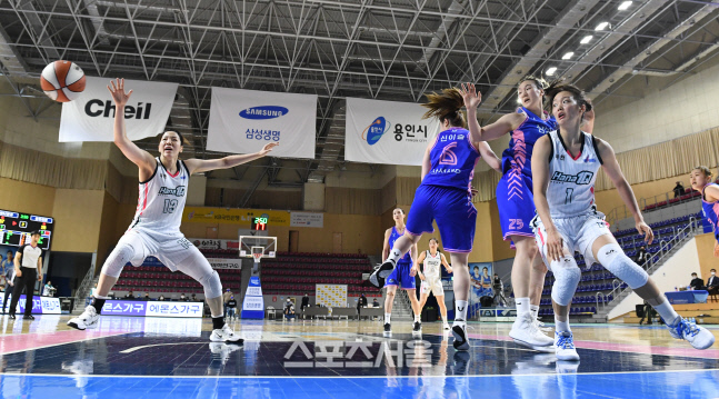 [포토]아웃되는 하나원큐 신지현의 패스