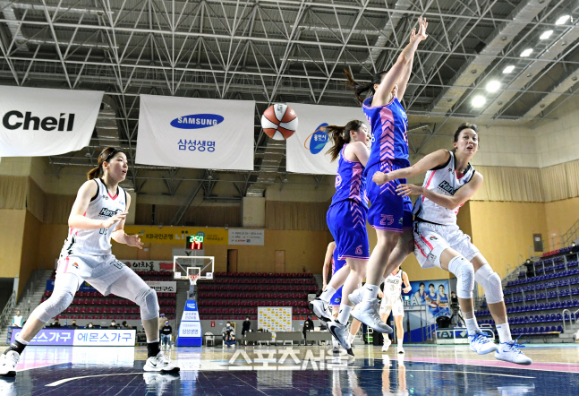 [포토]하나원큐 신지현, 패스 받아줘요!