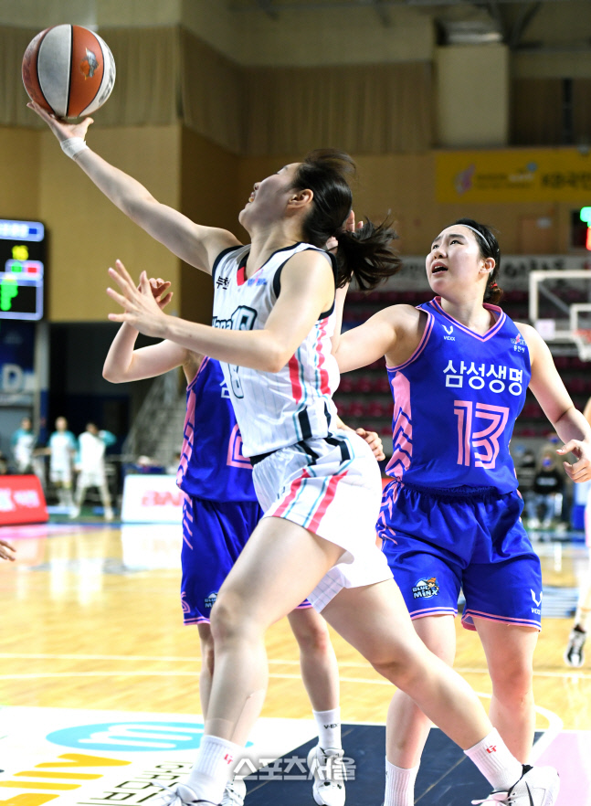 [포토]하나원큐 김지영의 골밑슛