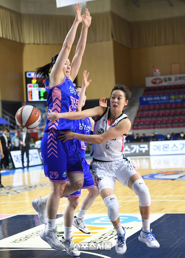 [포토]절묘하게 패스하는 하나원큐 신지현