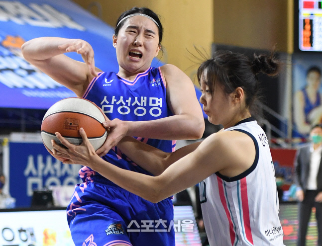 [포토]김단비의 공 빼앗는 신지현(삼성생명-하나원큐)