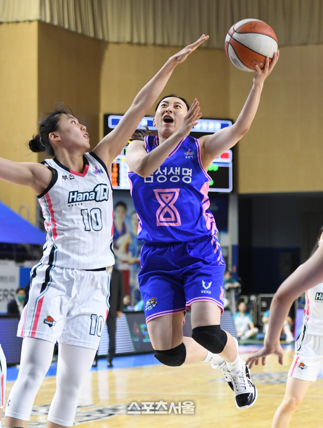 [포토]힘차게 날아오른 삼성생명 이주연