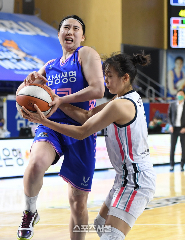 [포토]하나원큐 신지현, 슛하던 삼성생명 김단비의 공을...