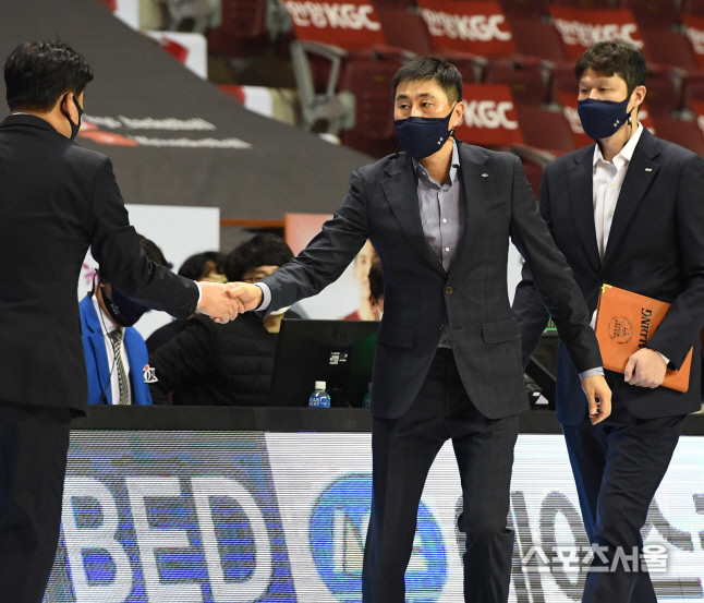 [포토] 삼성 이상민 감독, 패배를 씁쓸하지만...