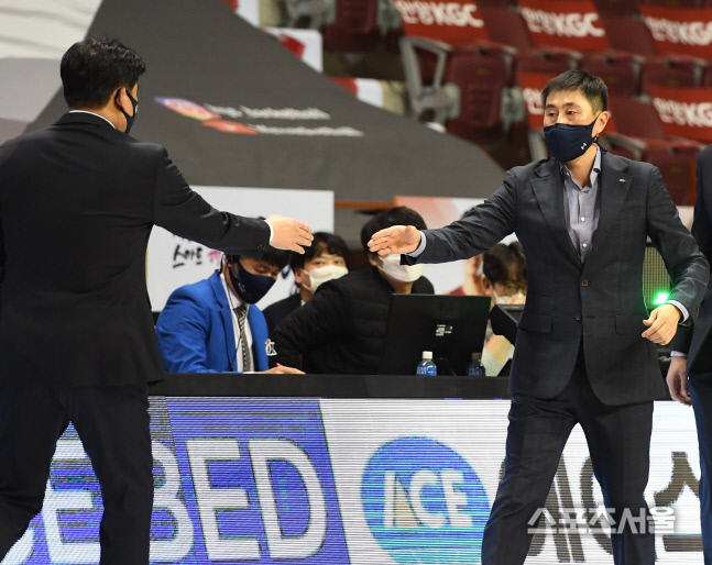 [포토] 삼성 이상민 감독, 경기는 완패했지만...