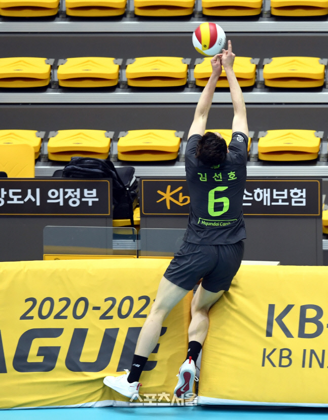 [포토] 김선호 '휴! 살렸어'