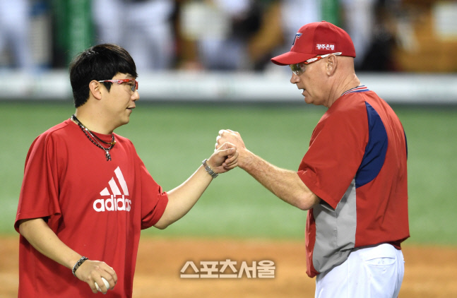 [포토]양현종의 선발승 축하하는 윌리엄스 감독