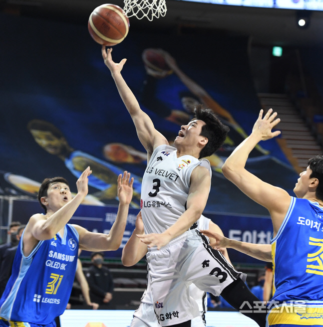[포토] LG 박경상, 과감한 레이업슛~