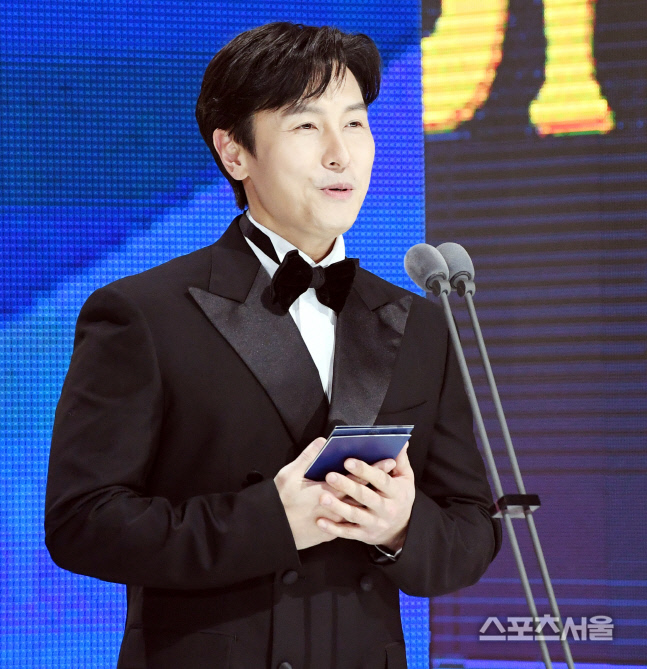 [포토] 김동완, '서울가요대상'의 시상자로!