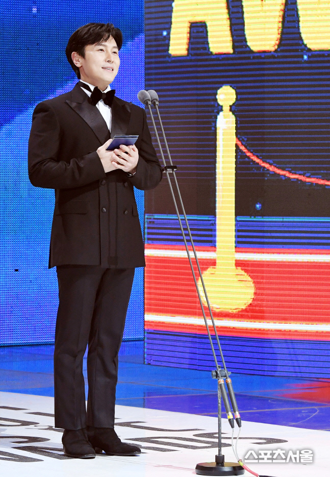 [포토] 김동완, 시상자로 서는... '서울가요대상' 무대!