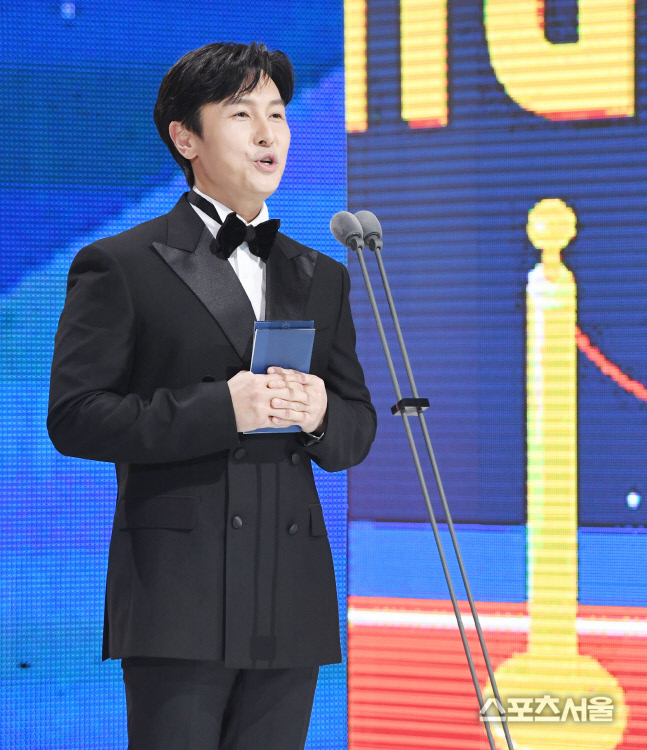 [포토] 김동완, '서울가요대상' 본상 수상자를 발표합니다~