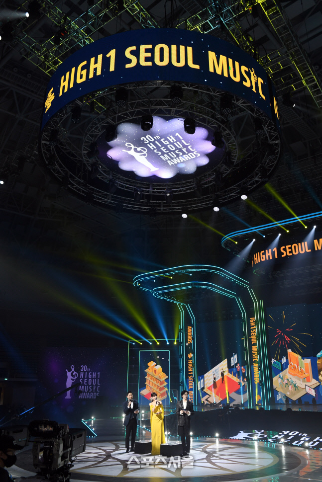 [포토]서울가요대상, 신동엽-최수영-김희철과 함께!