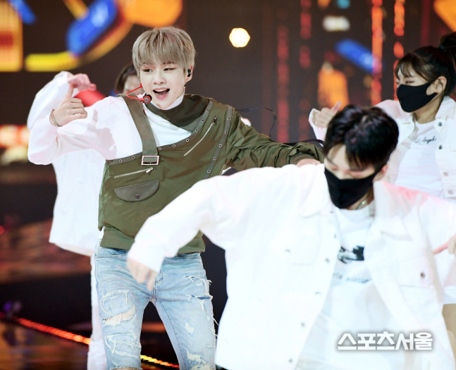 [포토] 강다니엘, 여심 저격하는 미소~