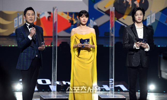 [포토]서가대 MC 신동엽-최수영-김희철, 칸막이를 사이에 두고...