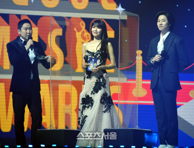 [포토] MC 신동엽-수영-김희철 '칸막이 사이에 두고'