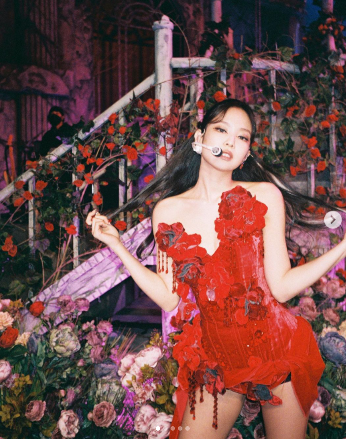 블랙핑크 제니, 강렬한 붉은 꽃 속에 피어나[★SNS]