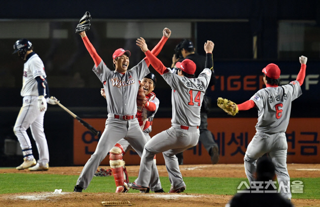 최정과포옹하는김광현[포토]