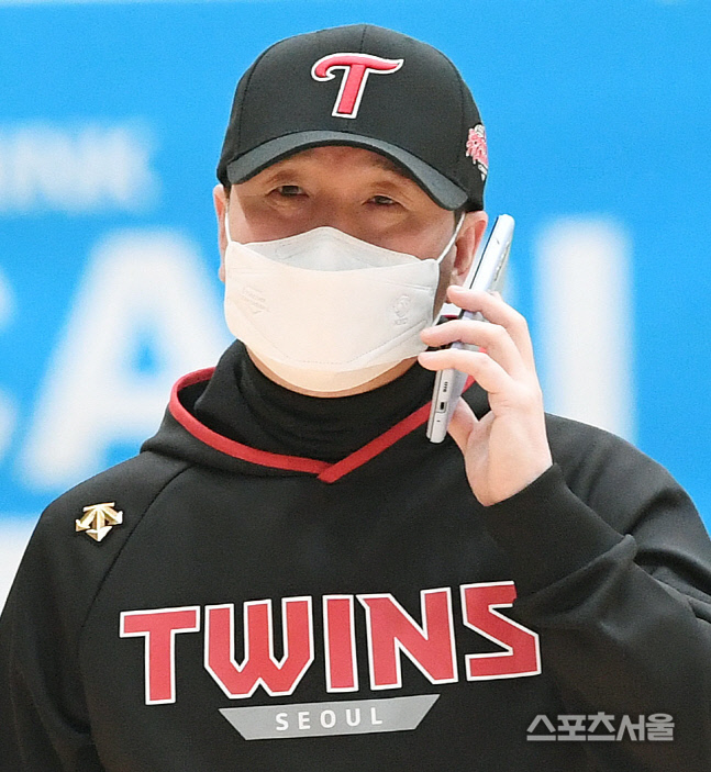 [포토] LG 류지현 감독, 어떤 통화를?