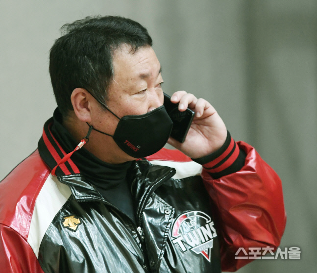 [포토] LG 차명석 단장, 어떤 통화를?