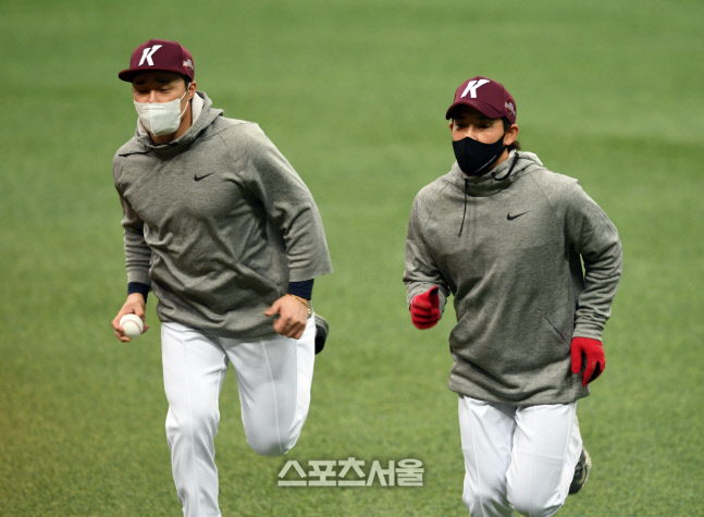 [포토]함께 몸푸는 김하성과 이용규